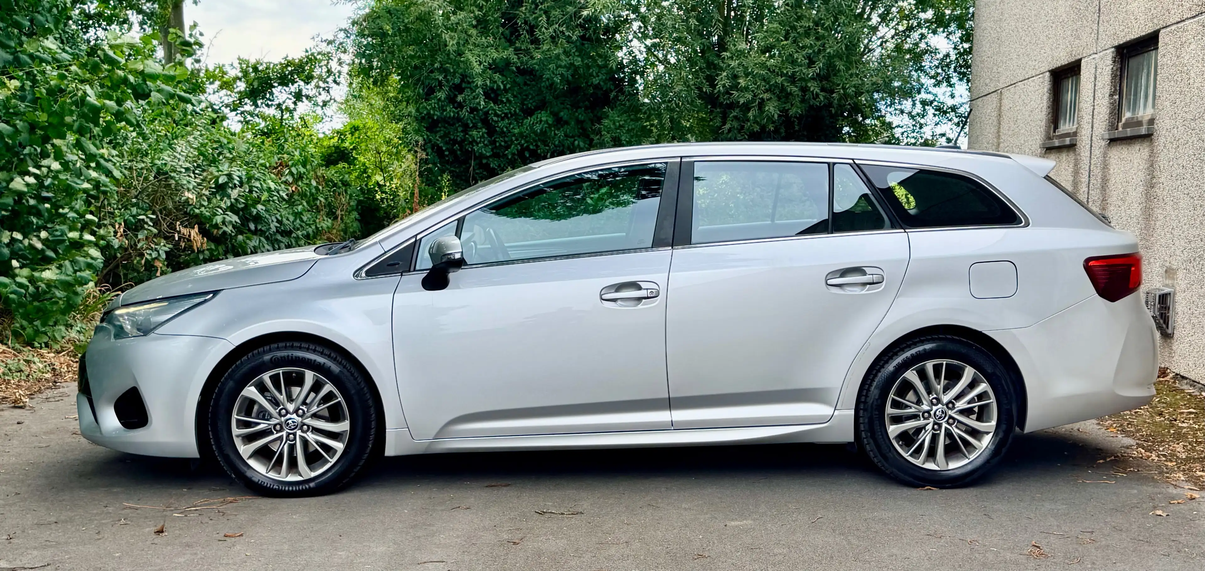 Toyota Avensis SW 1.6i Dynamic // CAMERA GPS BLUETOOTH // 1ère MAIN Full Historique — photo 5