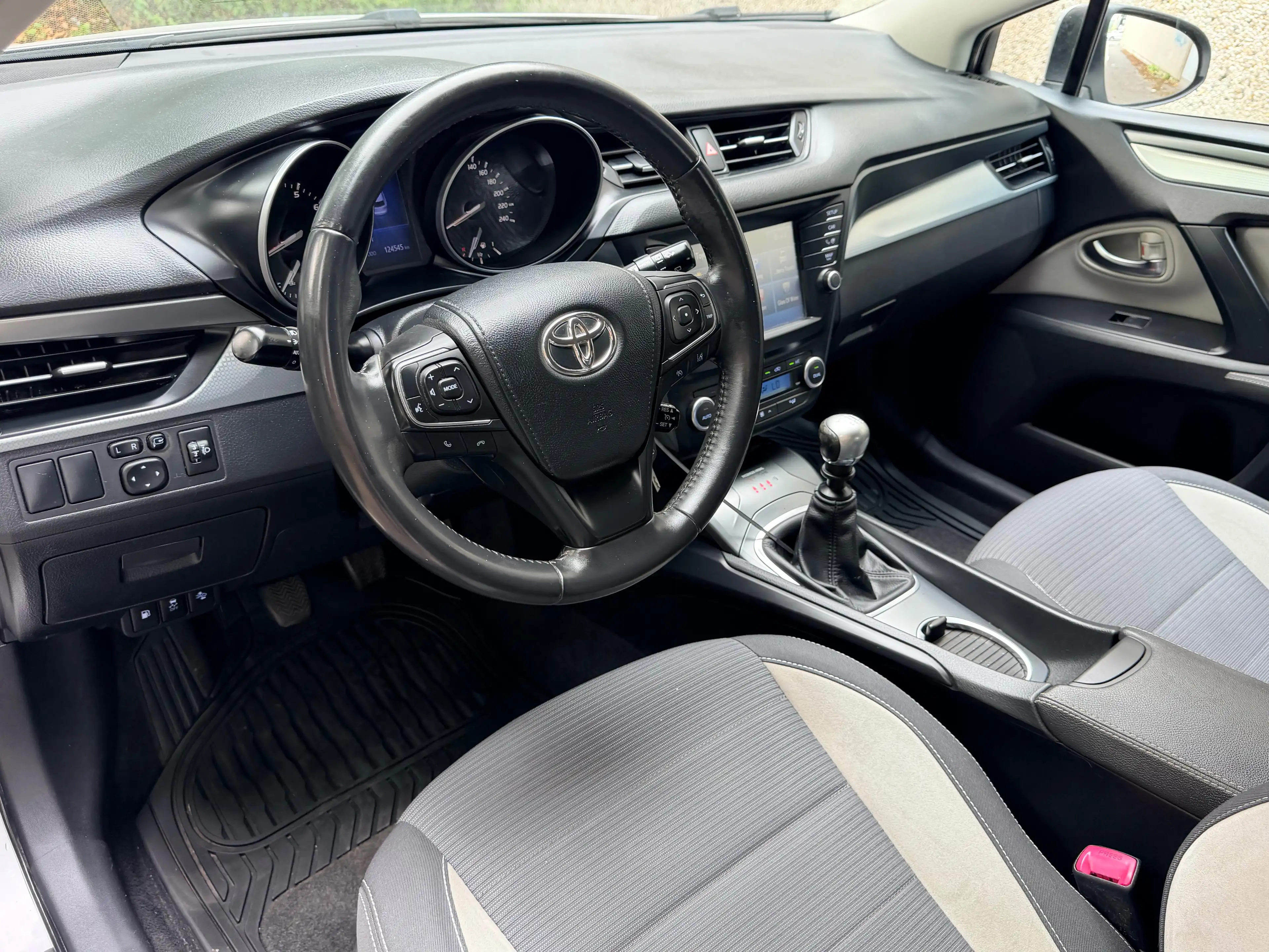 Toyota Avensis SW 1.6i Dynamic // CAMERA GPS BLUETOOTH // 1ère MAIN Full Historique — photo 11