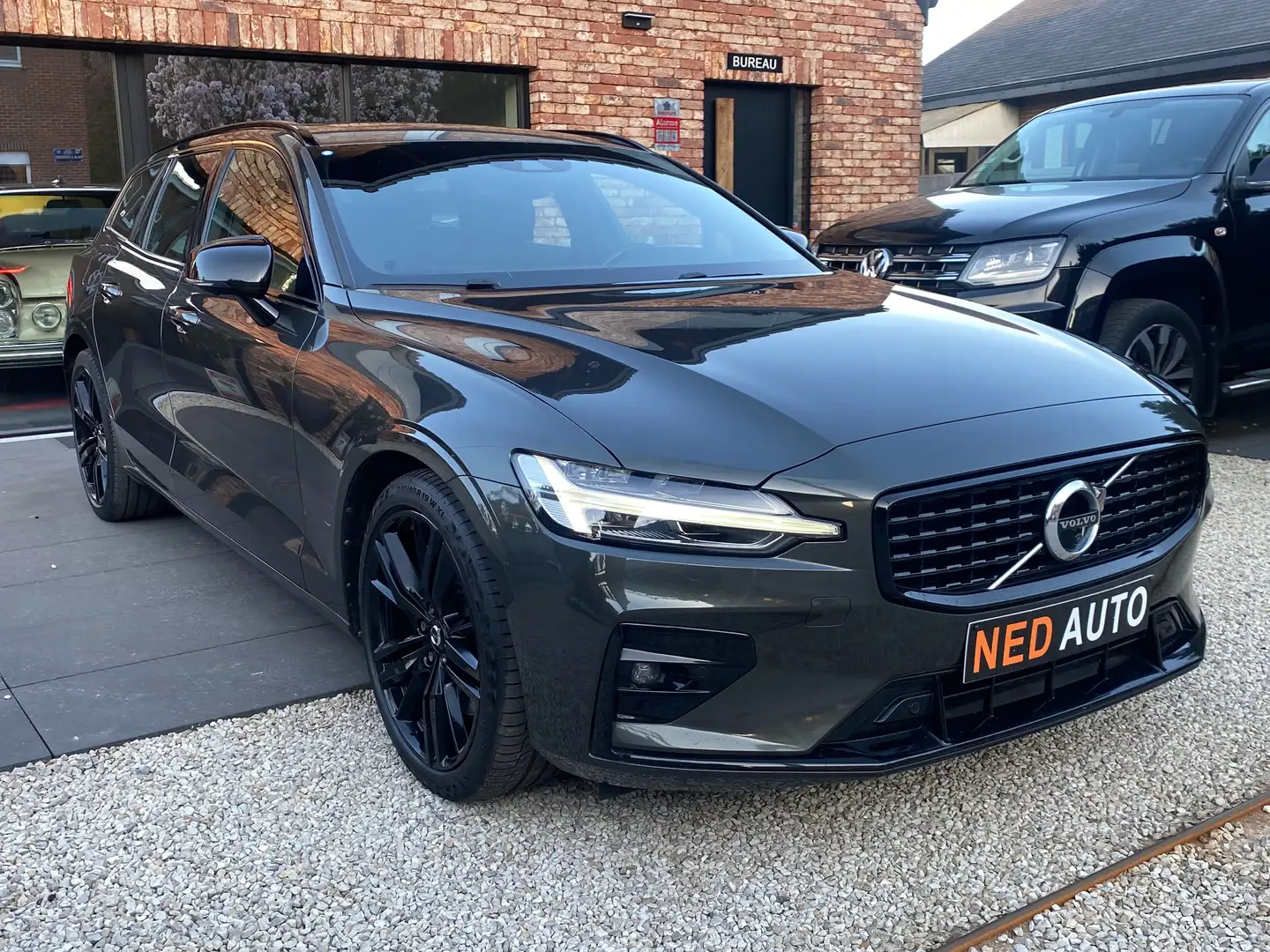 Volvo V60 2.0 B4 R-Design/197CH/TOIT PANO/JA20/AIRPLAY Gris - 2