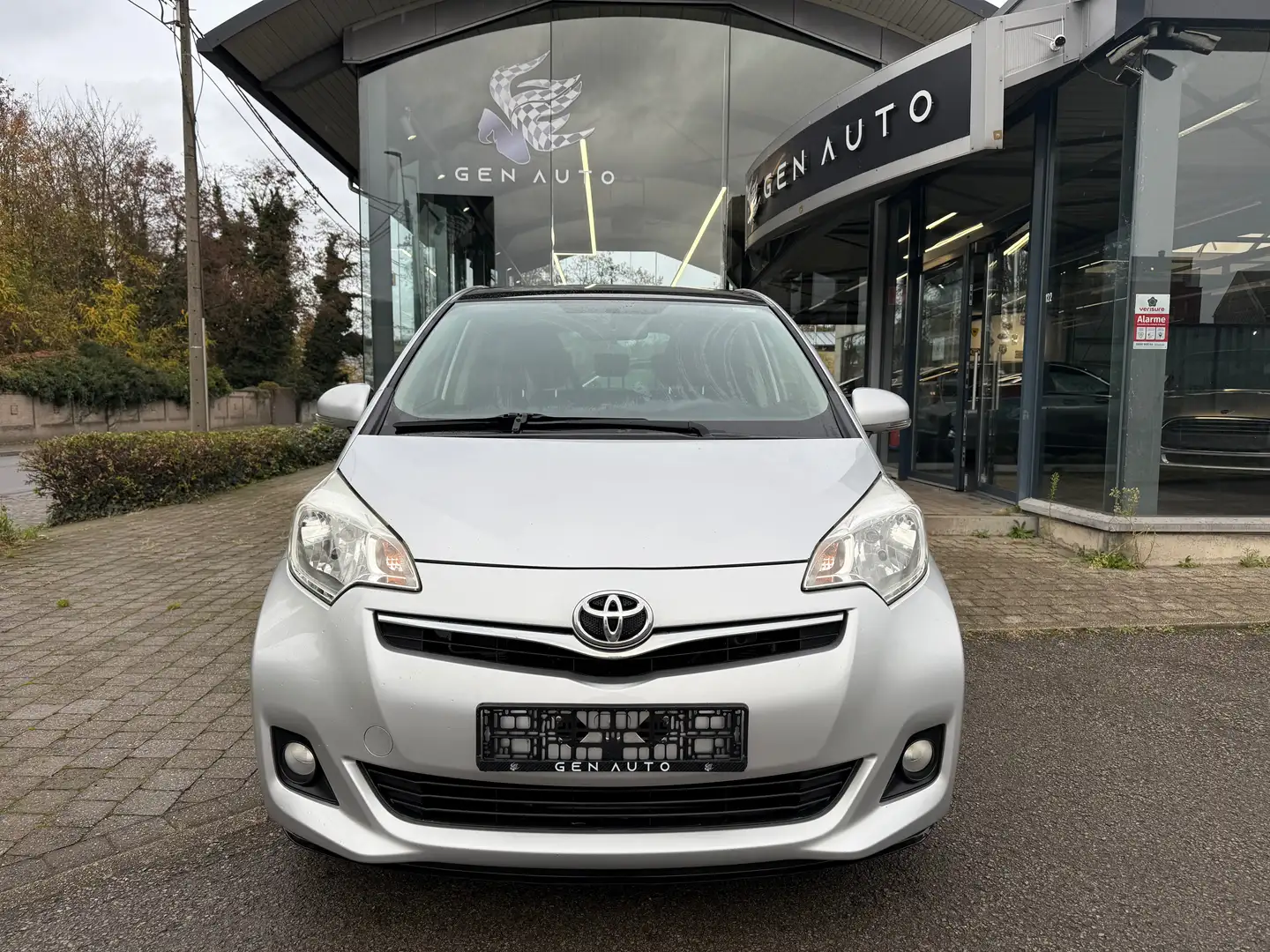 Toyota Verso-S 1.33 VVT-i Skyview Toit Pano Camera 1er Propr. Gris - 2