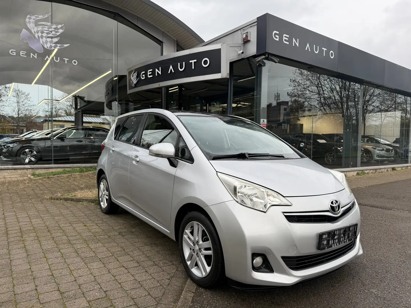 Toyota Verso-S 1.33 VVT-i Skyview Toit Pano Camera 1er Propr. Gris - 1