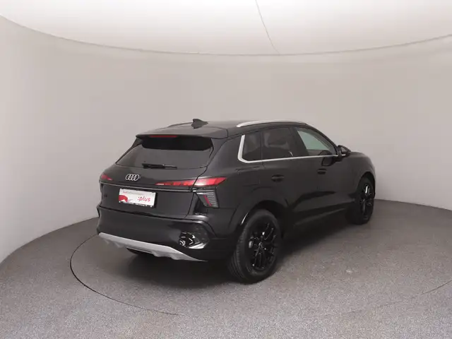 Audi Q3 view 4