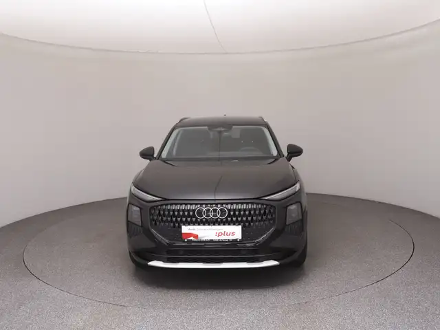 Audi Q3 view 3