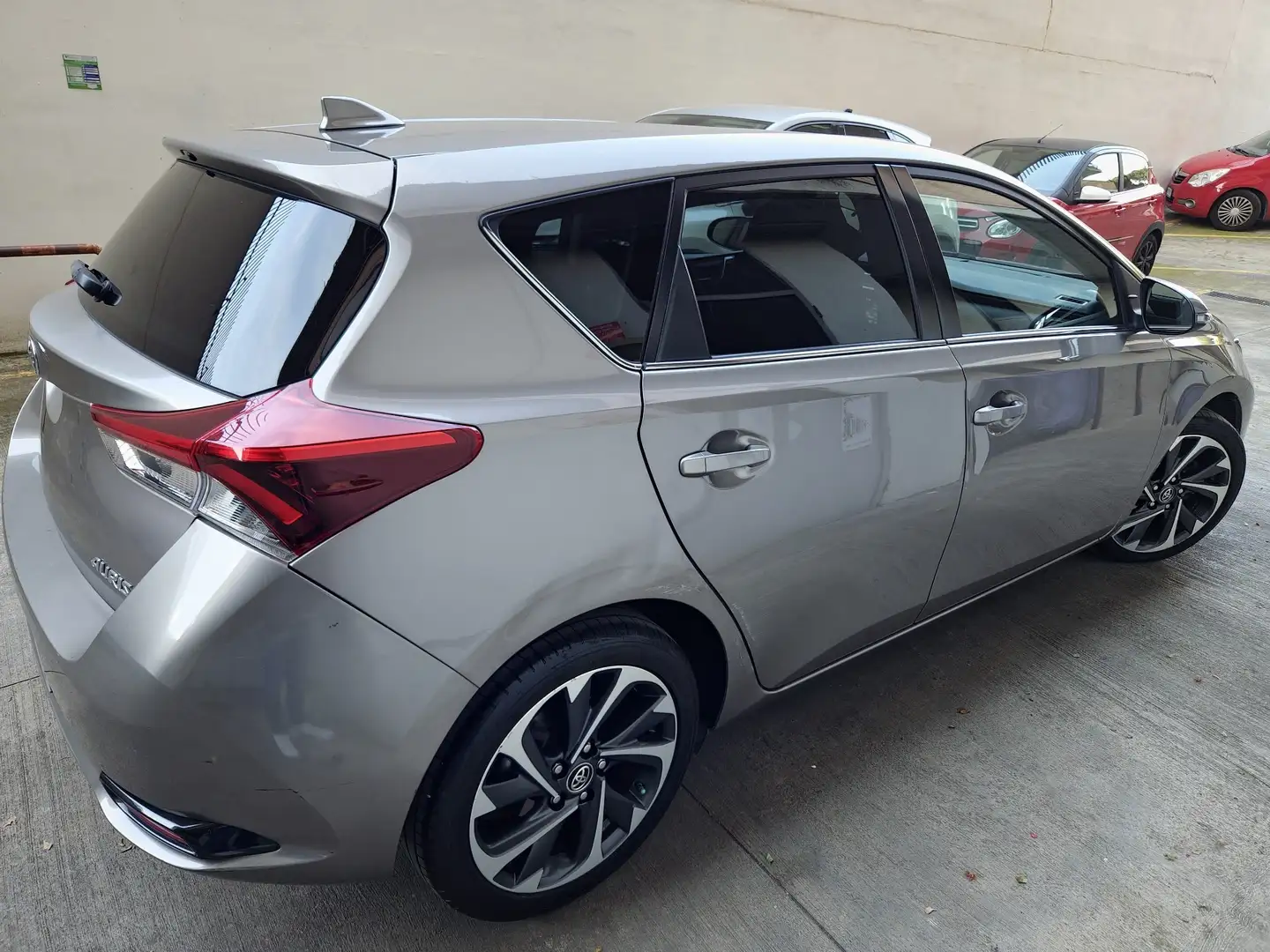 Toyota Auris 1.6 d-4d Active Grey - 2