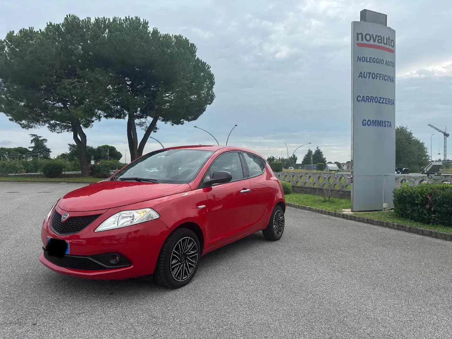 Lancia Ypsilon 1.0 FireFly 5 porte S&S Hybrid Ecochic Gold Rosso - 1