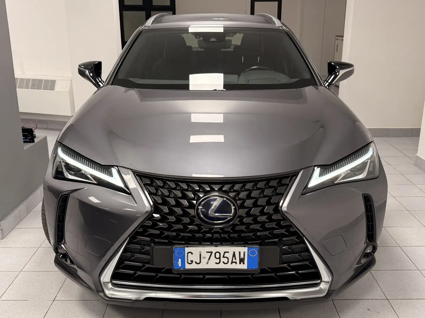 Lexus UX 200 UX 250h 2.0 F-Sport 2wd cvt Grau - 1