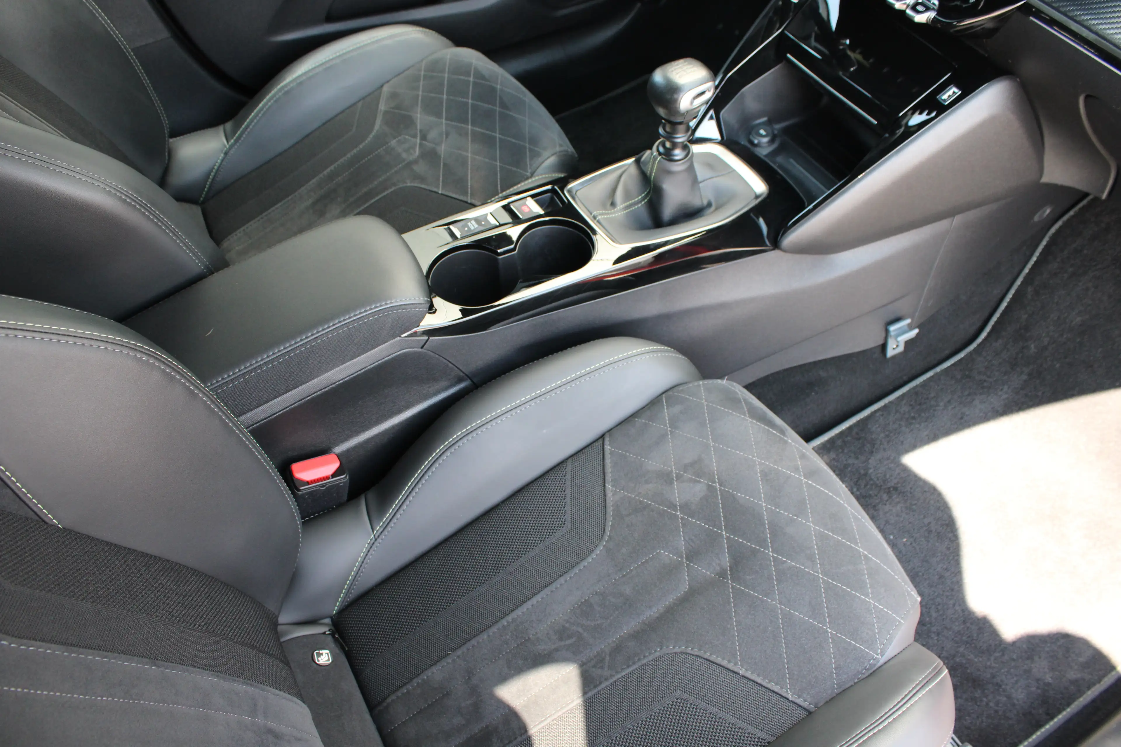 Peugeot 208 1.2 PureTech GT Pack | Navigatie | Camera | Stoelv — photo 6