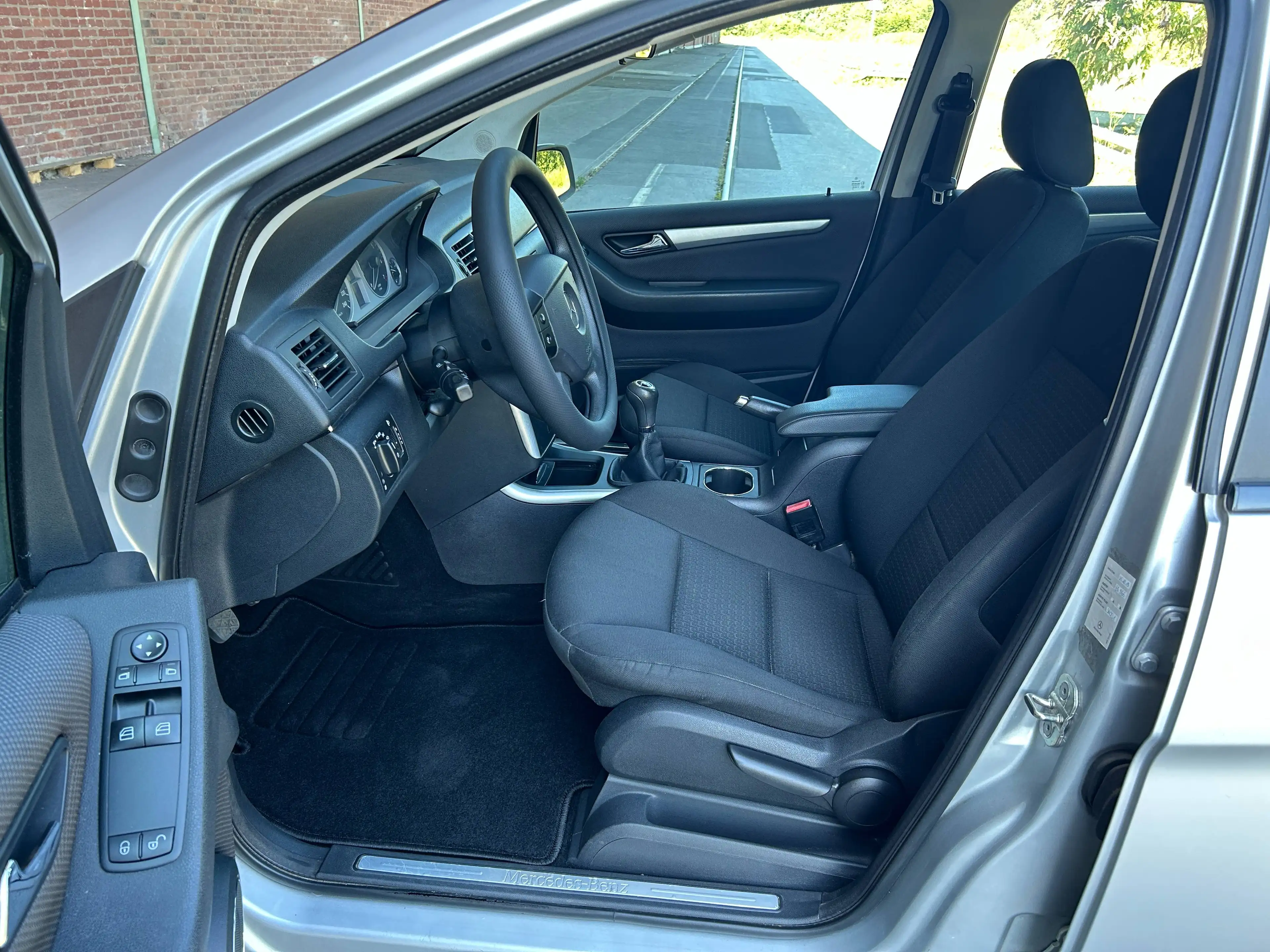 Mercedes-Benz B 180 B 180 Klima, Navi, Bluetooth, Allwetter-Reifen, Top Auto — photo 11