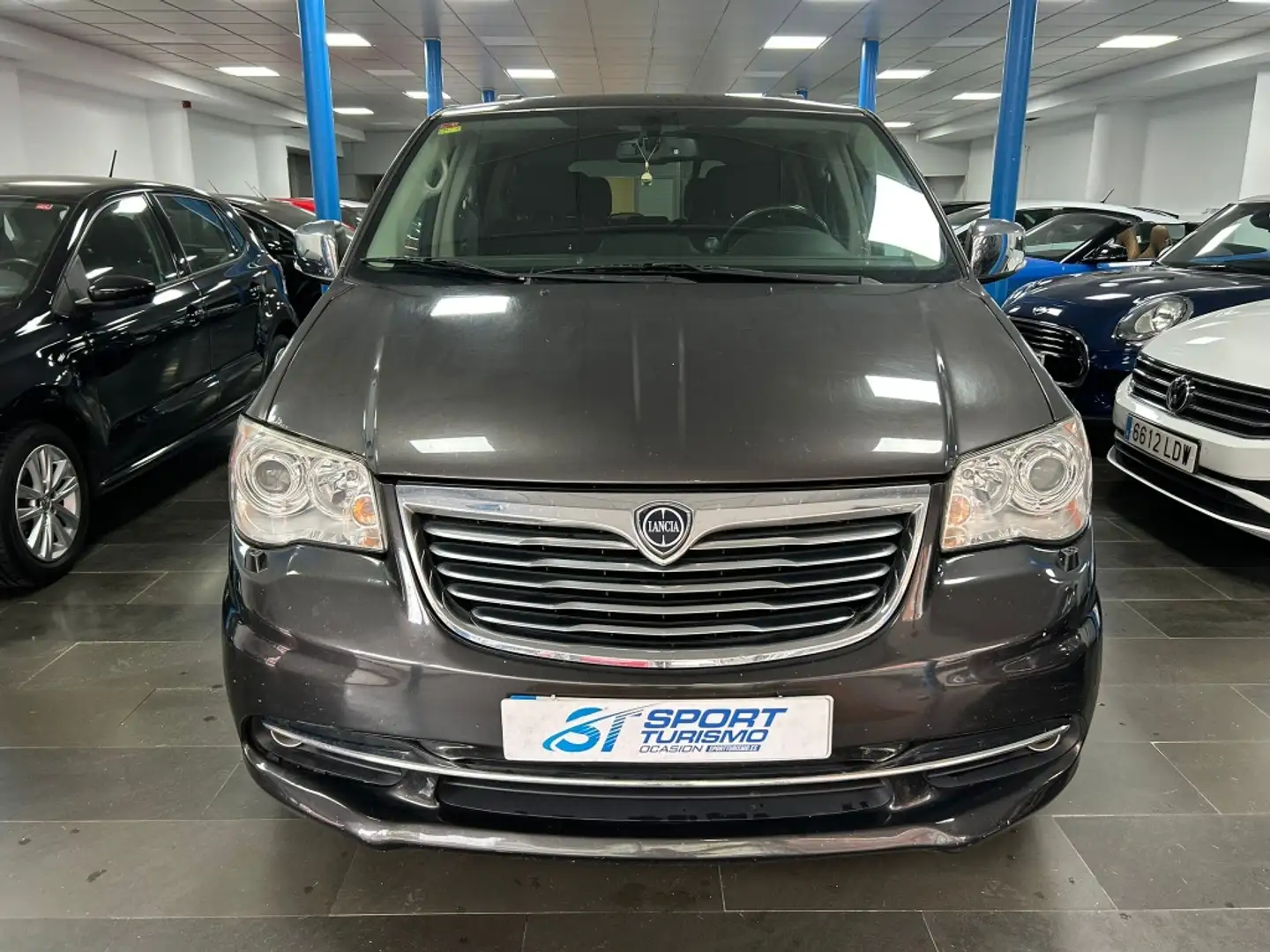 Lancia Voyager 2.8CRD Platinum 177 Aut. Grau - 2
