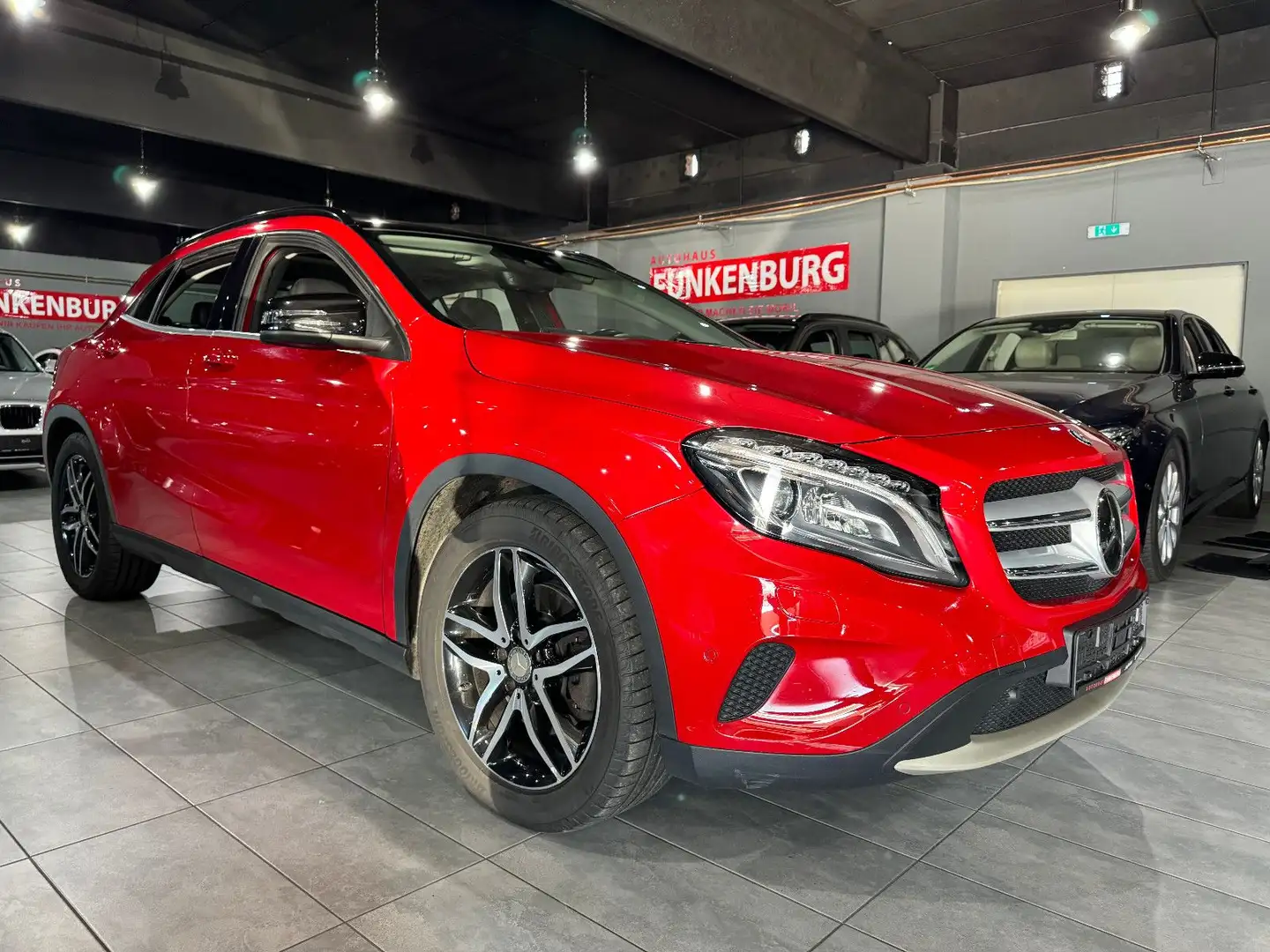 Mercedes-Benz GLA 250 PANO/DISTR/AUT/NAVI/LEDER/KAMERA/AHK/TW Červená - 1