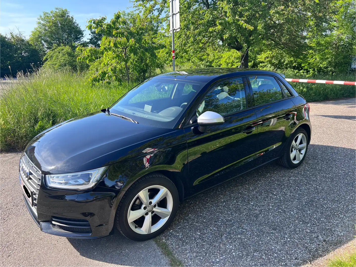Audi A1 SB 1,0 TFSI intense Schwarz - 2