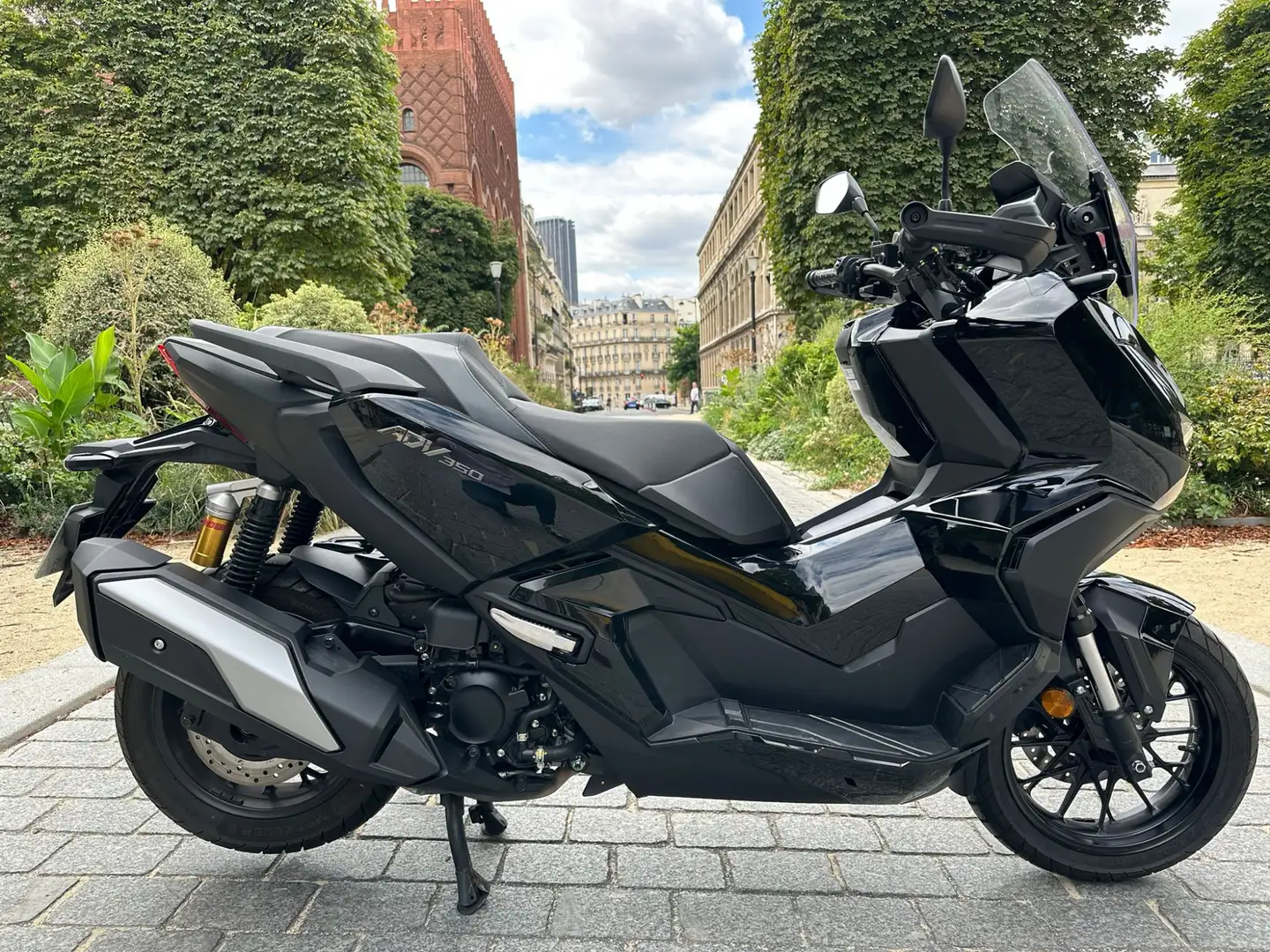 Honda ADV 350 Negro - 1