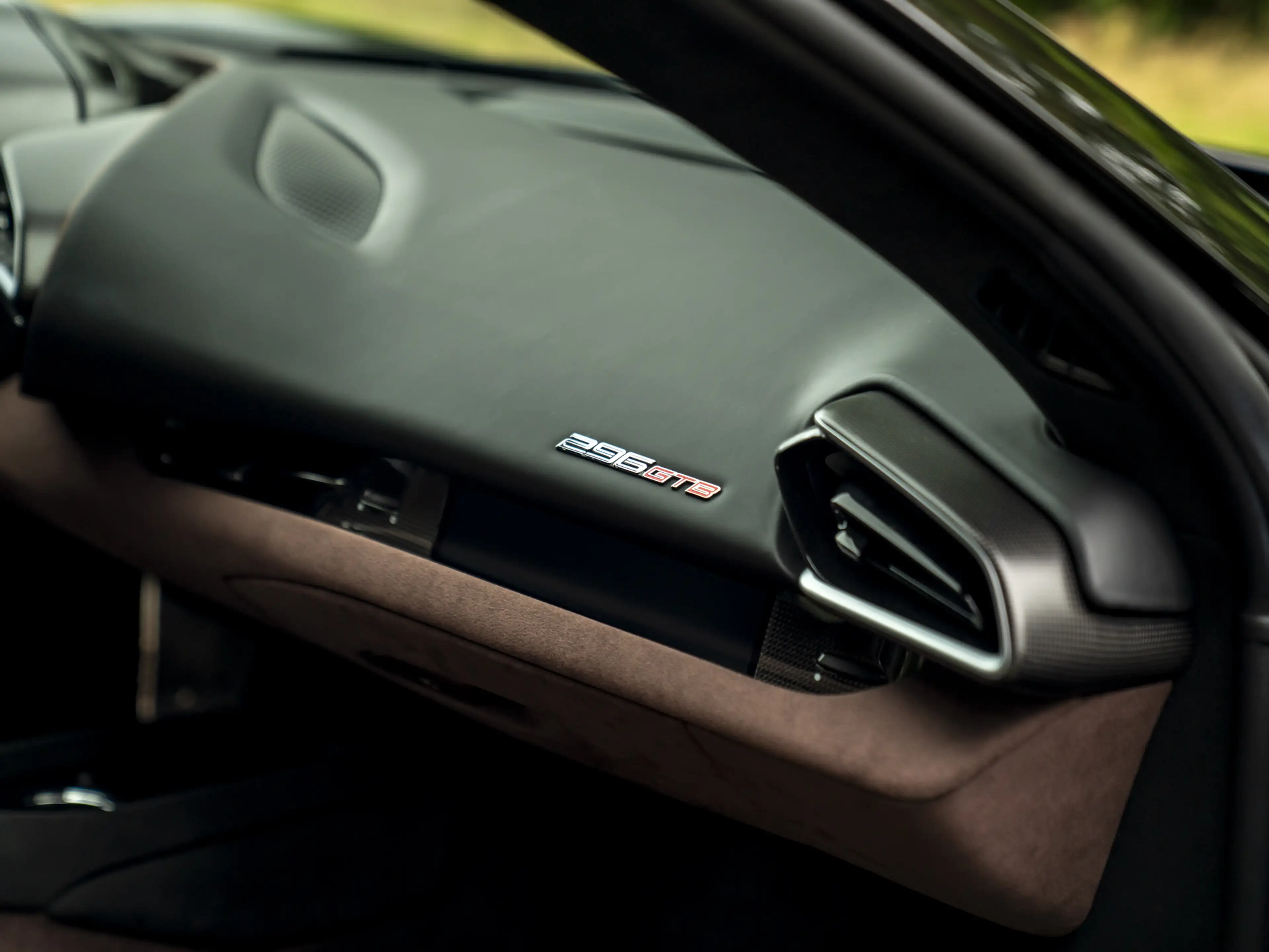 Ferrari 296 GTB 3.0 V6 | Lift | Cioccolato Racing Seats — photo 38