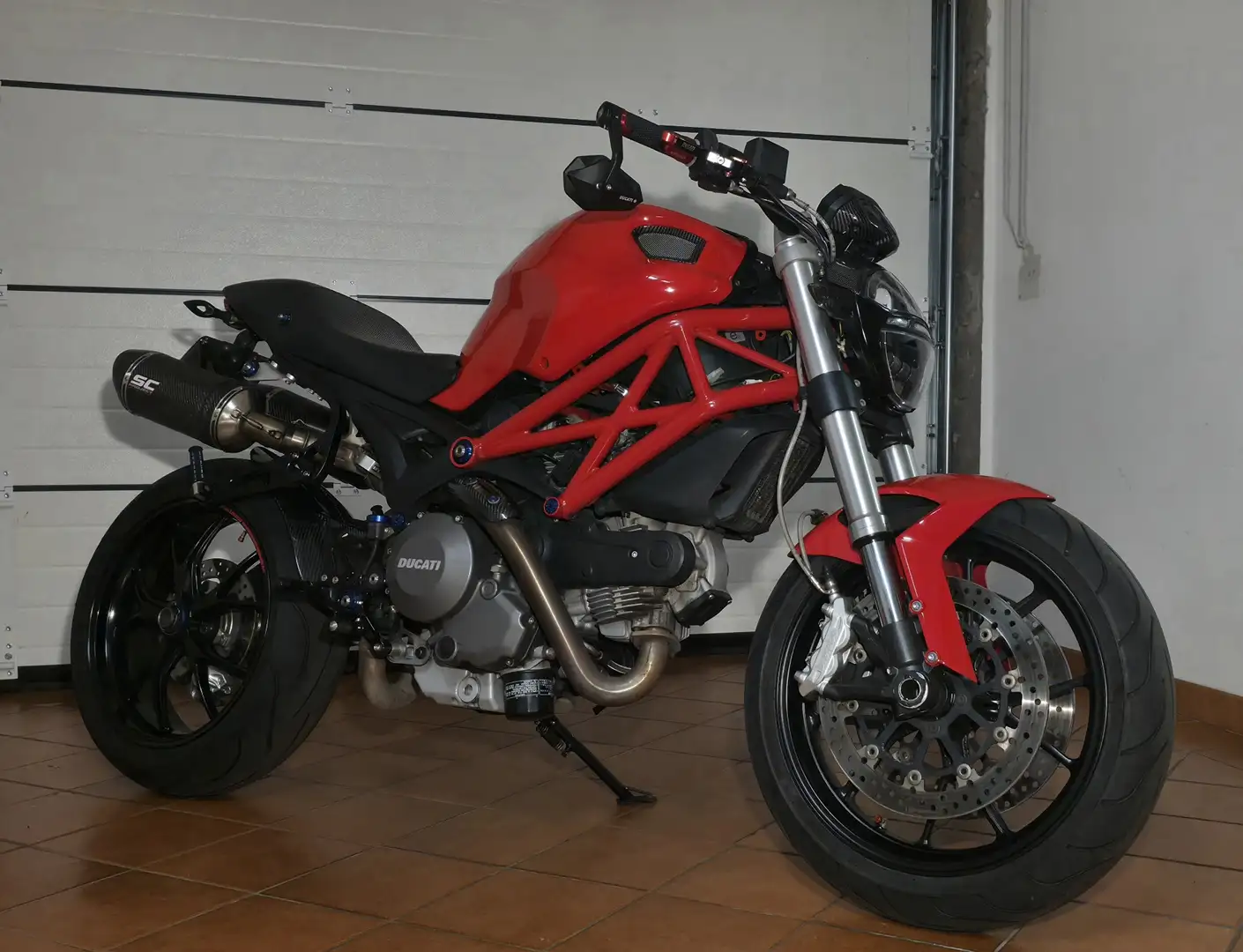 Ducati Monster 796 Red - 2