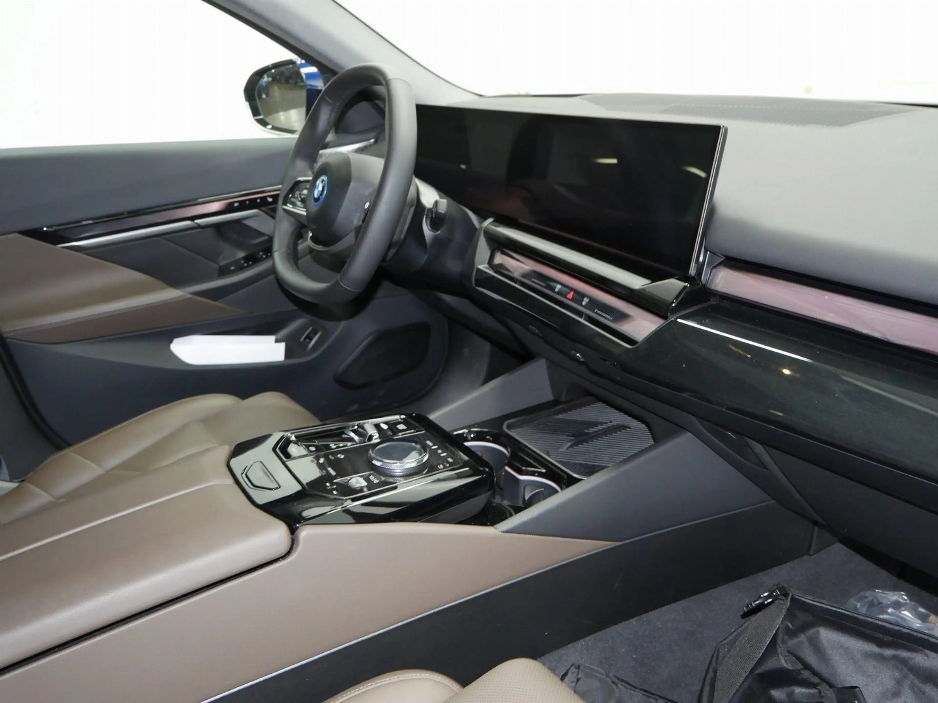 BMW i5 eDrive40 Sitzbelüftung, Glasdach, Bowers & Wilkins — photo 3