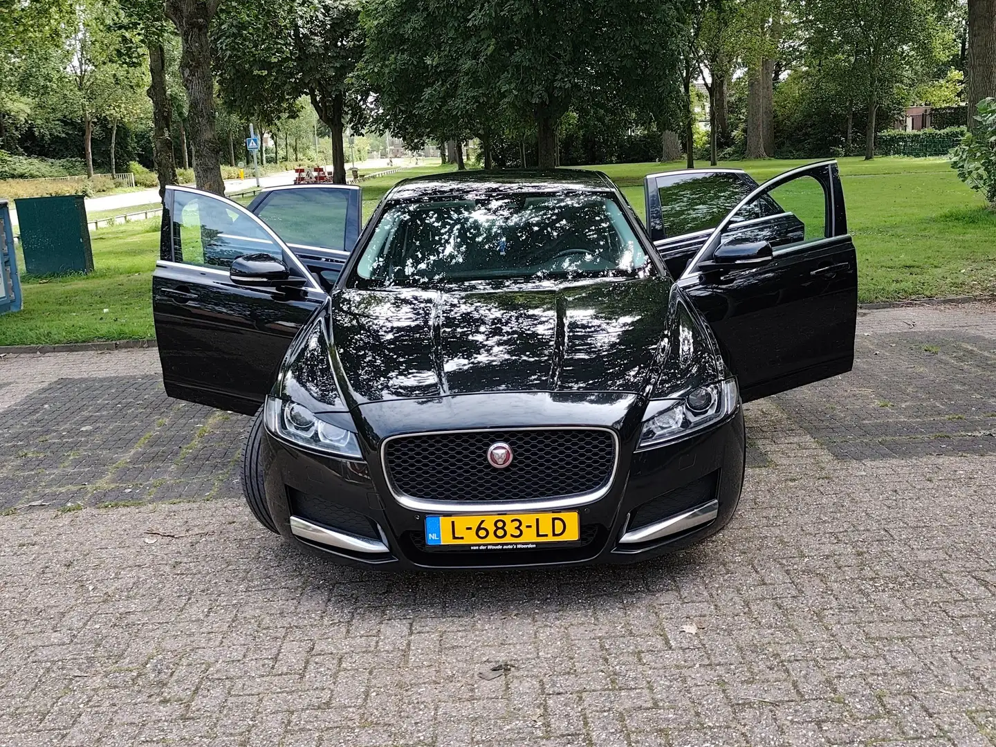 Jaguar XF XF 2.0d Portfolio Zwart - 1