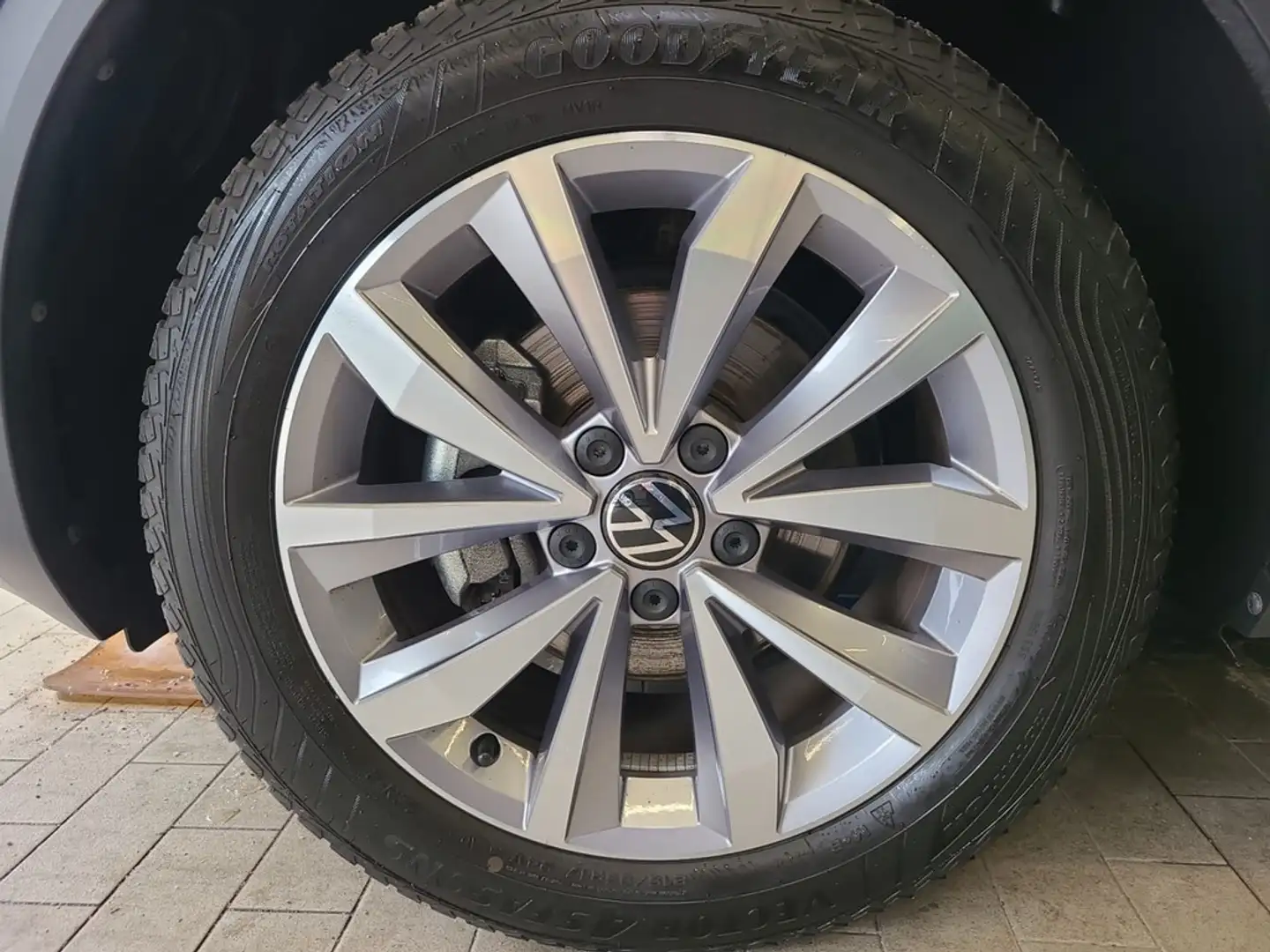 Volkswagen T-Roc 1.0 TSI Style +NAVI+SHZ+KAMERA+ALU+PDC+TEL Schwarz - 2