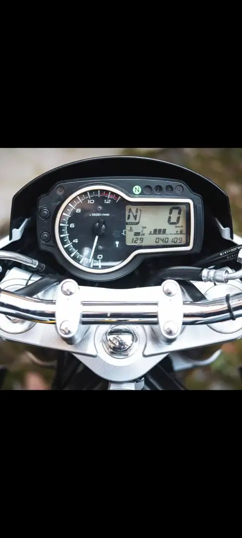 Suzuki GSR 750 Negro - 2