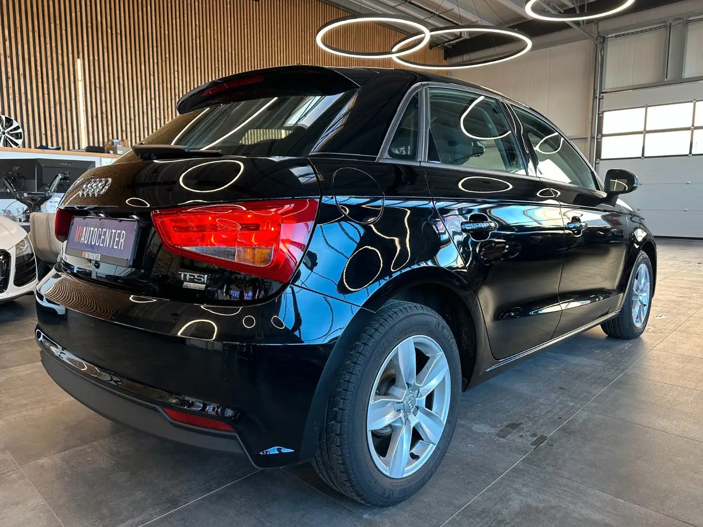 Audi A1 Sportback basis *Klima*SHZ*Lichtautomatik*TÜV Black - 2