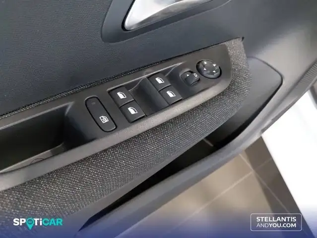 Peugeot 208 view 12