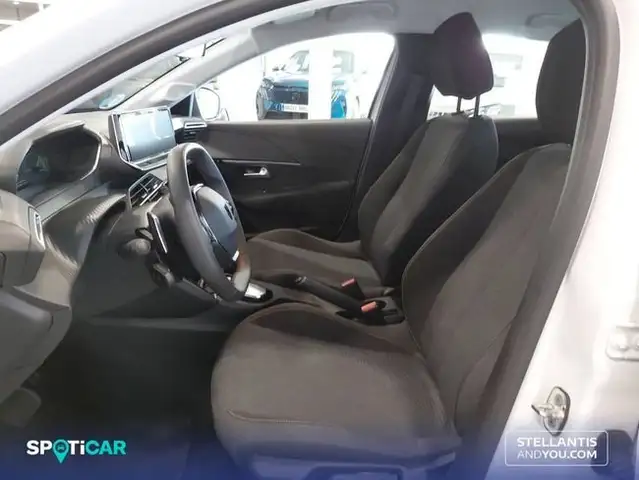 Peugeot 208 view 9