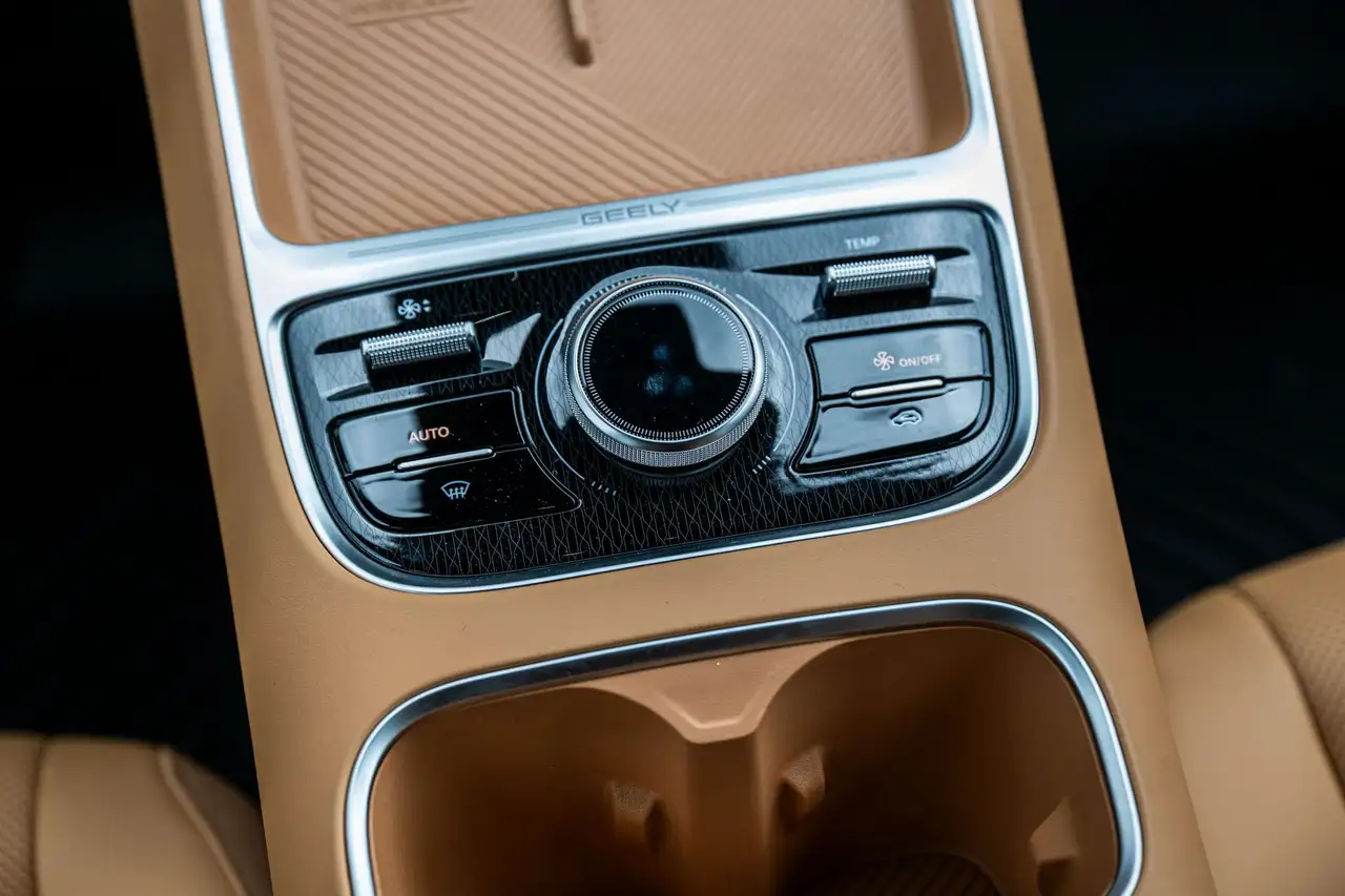 Geely Starray EM-i 2026 — фото 15