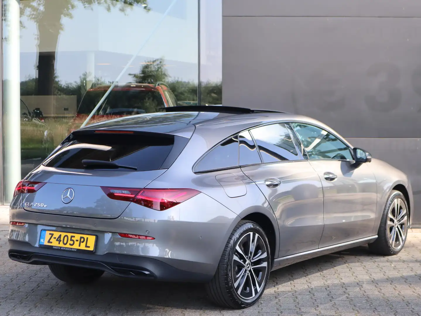 Mercedes-Benz CLA 250 Shooting Brake e Luxury Line Grau - 2