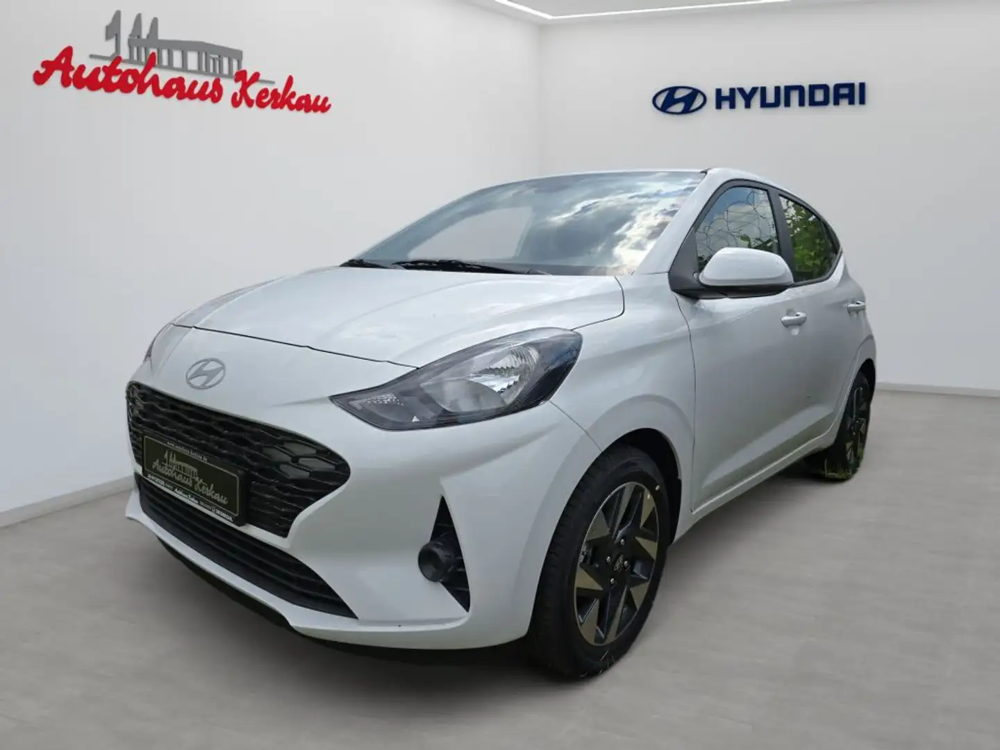 Hyundai i10 1.0 Trend +R.Kamera+Navi+Carplay Weiß - 1