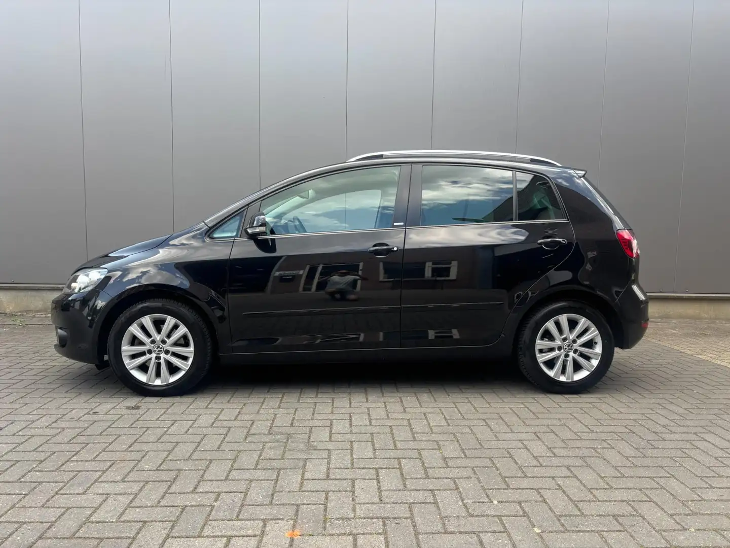 Volkswagen Golf Plus 1.6 TDI Highline BlueMotion Zwart - 2
