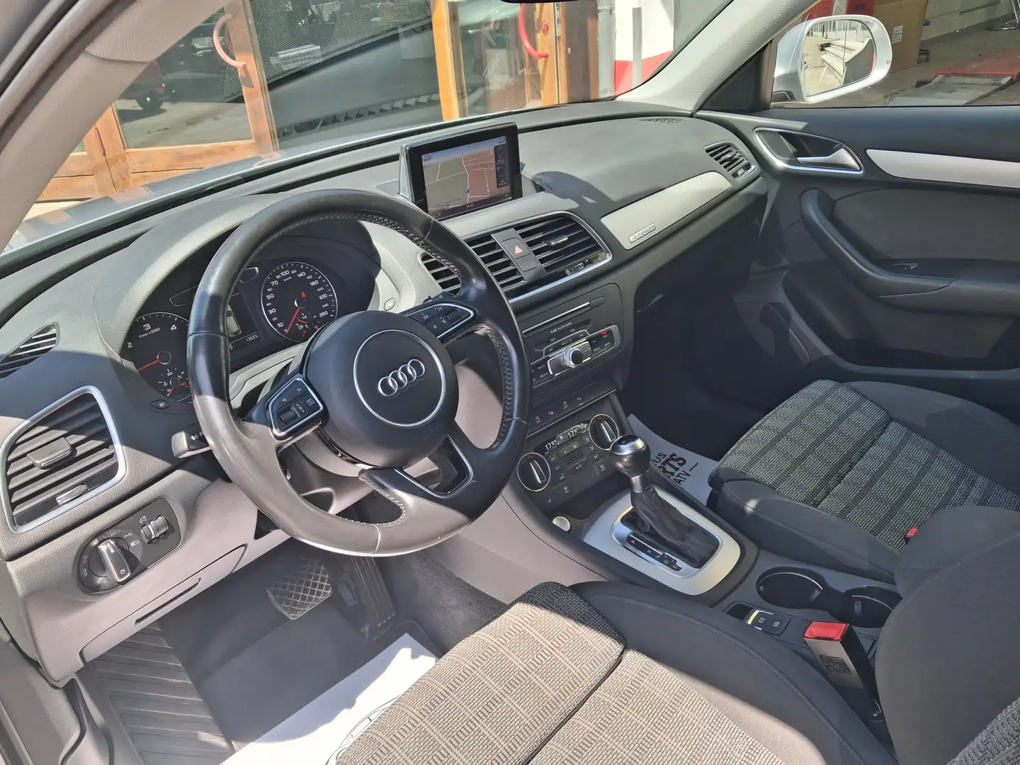 Audi Q3 2.0 S-Tronic sport quattro Klima AHK BC Automatik Grau - 2