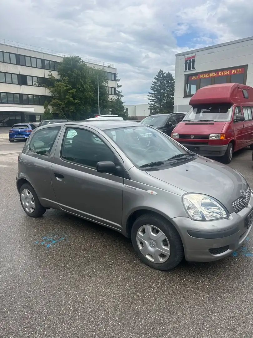 Toyota Yaris 1.0 Grau - 2