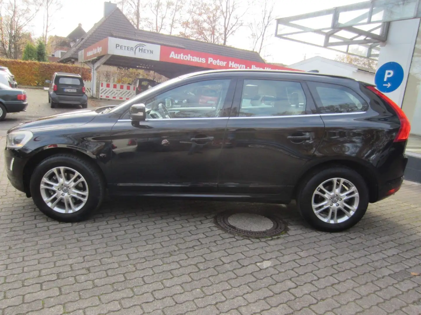 Volvo XC60 XC60 Momentum 2WD Schwarz - 2
