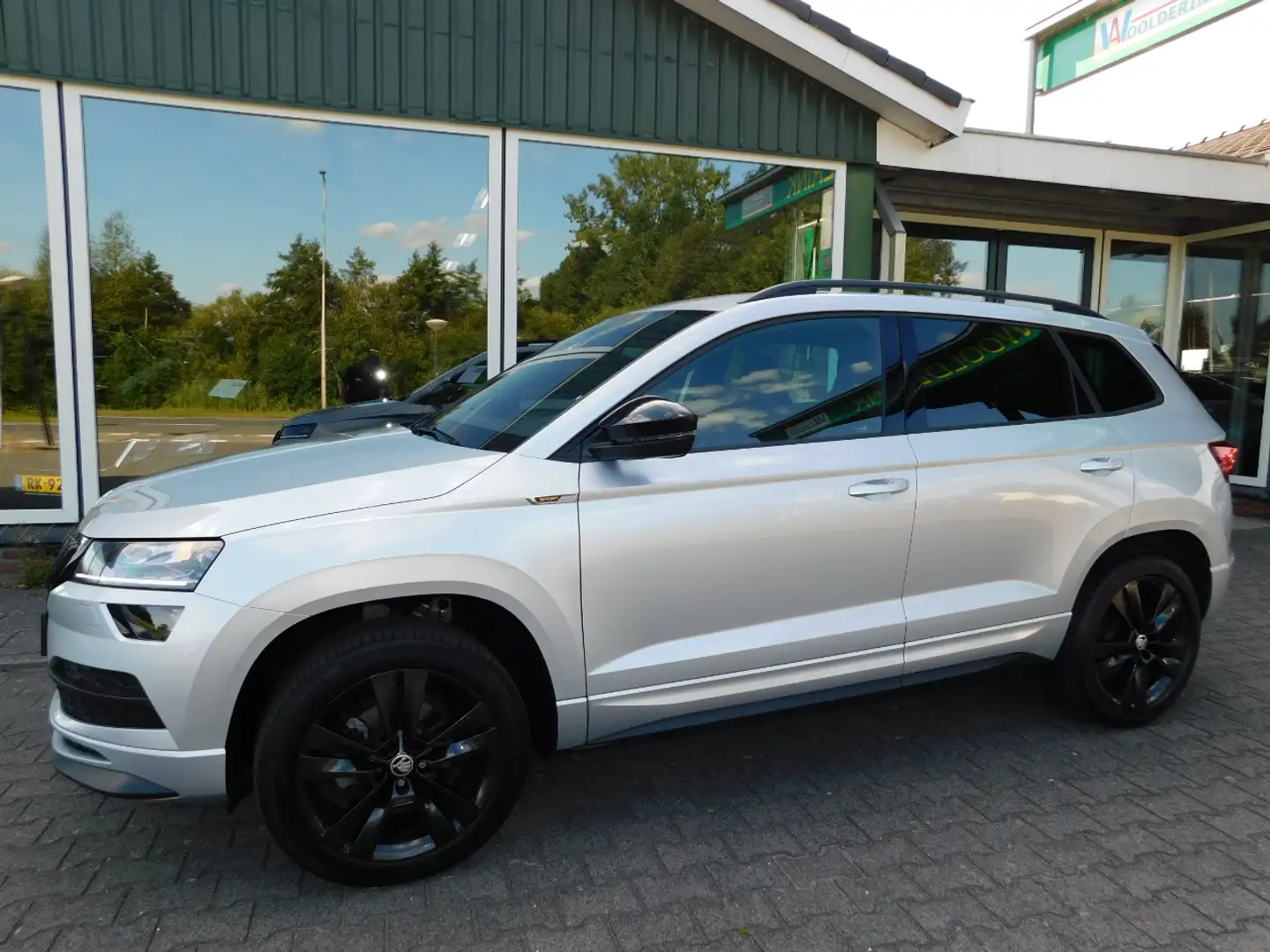 Skoda Karoq 1.5TSI 150PK SPORTLINE! All-in Prijs! Trekhaak! Gris - 1