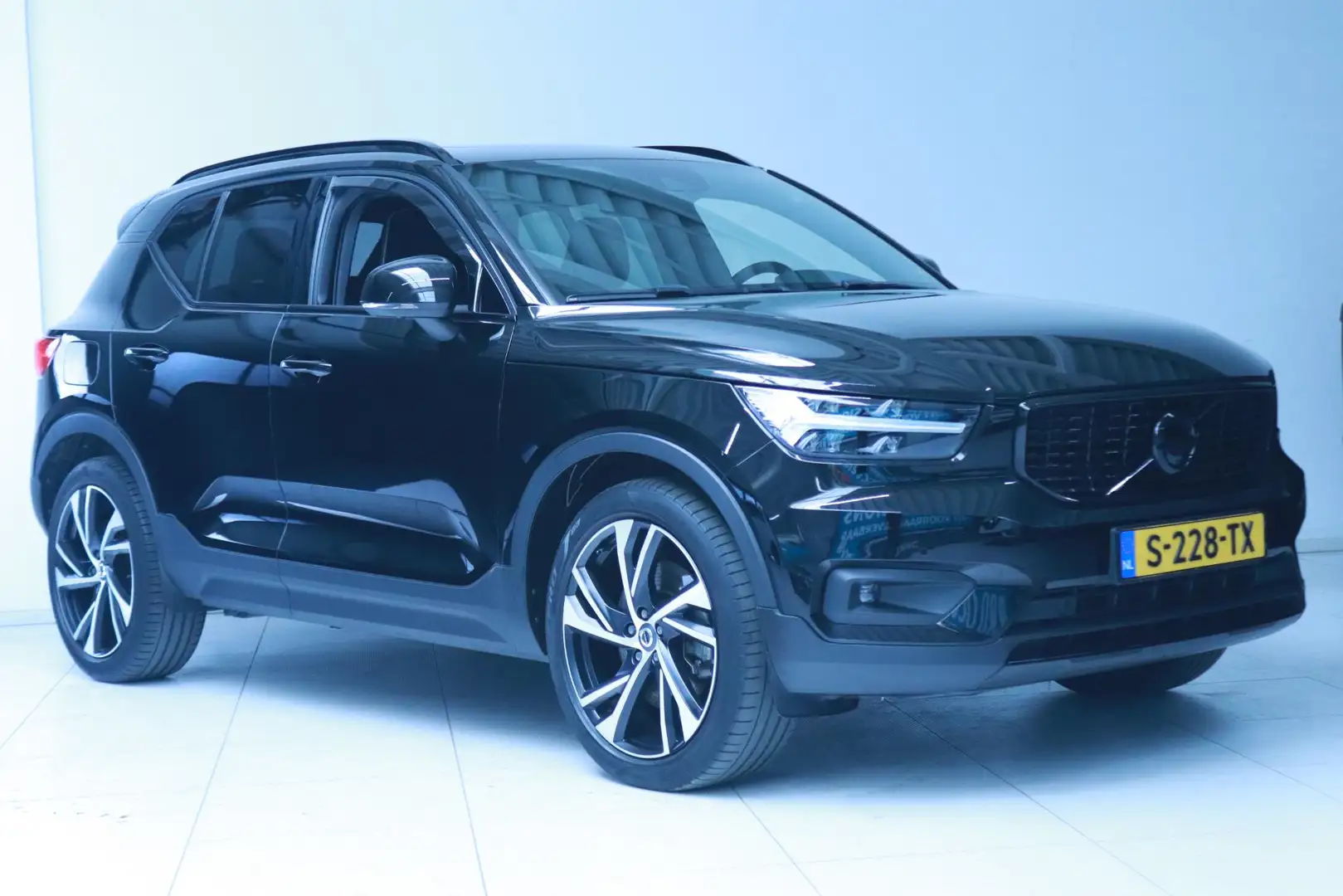 Volvo XC40 1.5 T5 Twin Engine R-Design /Elektrisch schuif-/Ka Zwart - 2