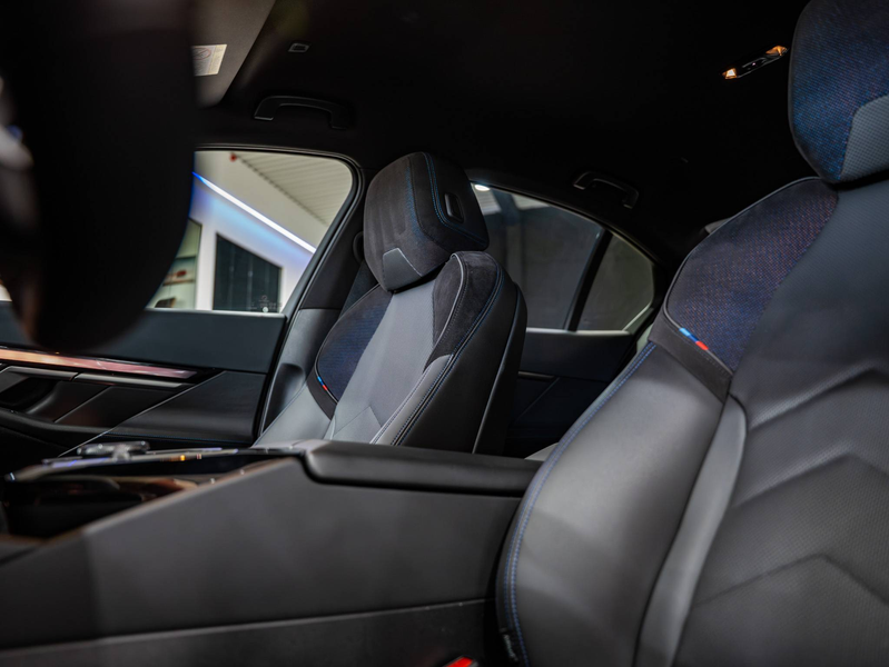 BMW 550 550e PHEV - M Sport - xDrive - Bowers & Wilkins - Trekhaak - HUD - Parking Assistant Plus - Comfort Pack — photo 14