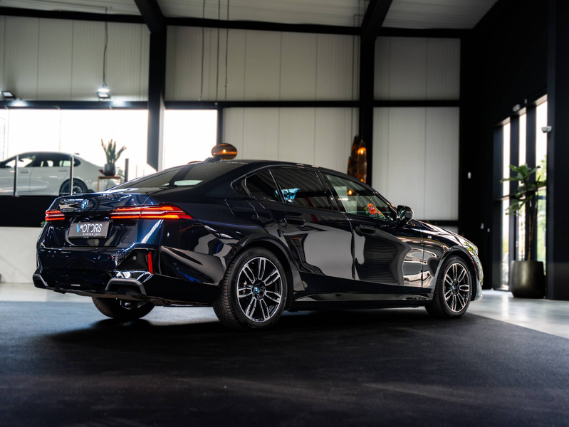 BMW 550 550e PHEV - M Sport - xDrive - Bowers & Wilkins - Trekhaak - HUD - Parking Assistant Plus - Comfort Pack — photo 4