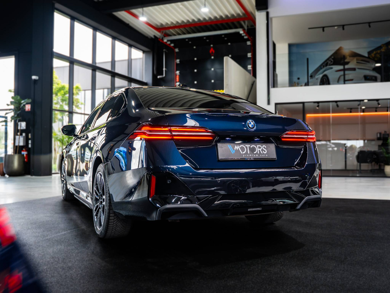BMW 550 550e PHEV - M Sport - xDrive - Bowers & Wilkins - Trekhaak - HUD - Parking Assistant Plus - Comfort Pack — photo 3