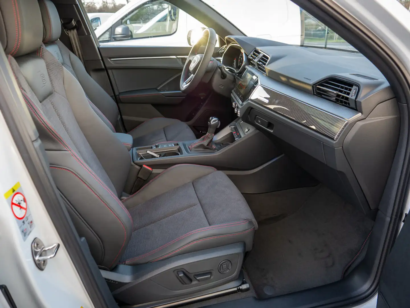 Audi Q3 S line 40 TFSI quattro AHK PANO 360° SONOS Weiß - 2