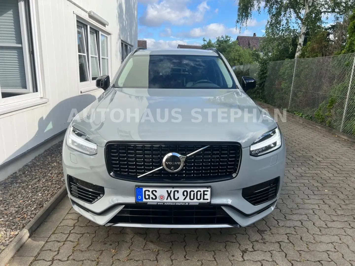 Volvo XC90 Recharge T8 AWD Geartronic PLUS DARK Grau - 2