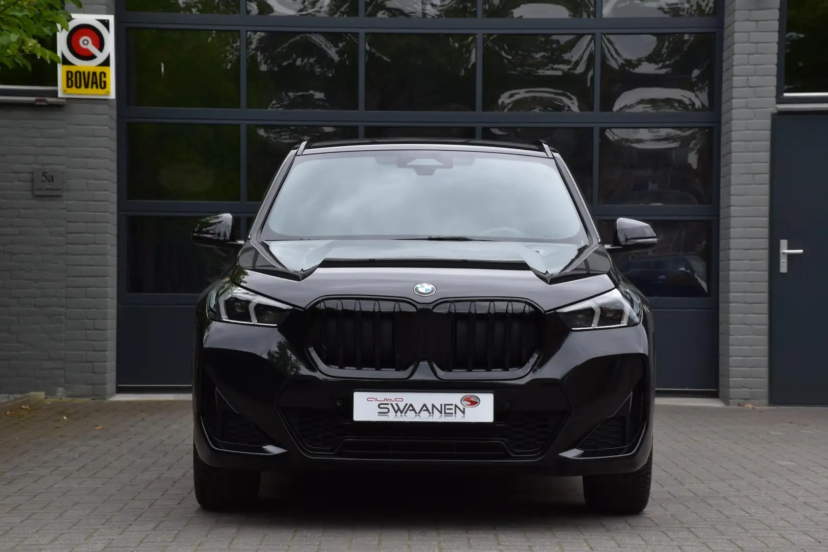 BMW X1 sDrive18i M sport Zwart - 2