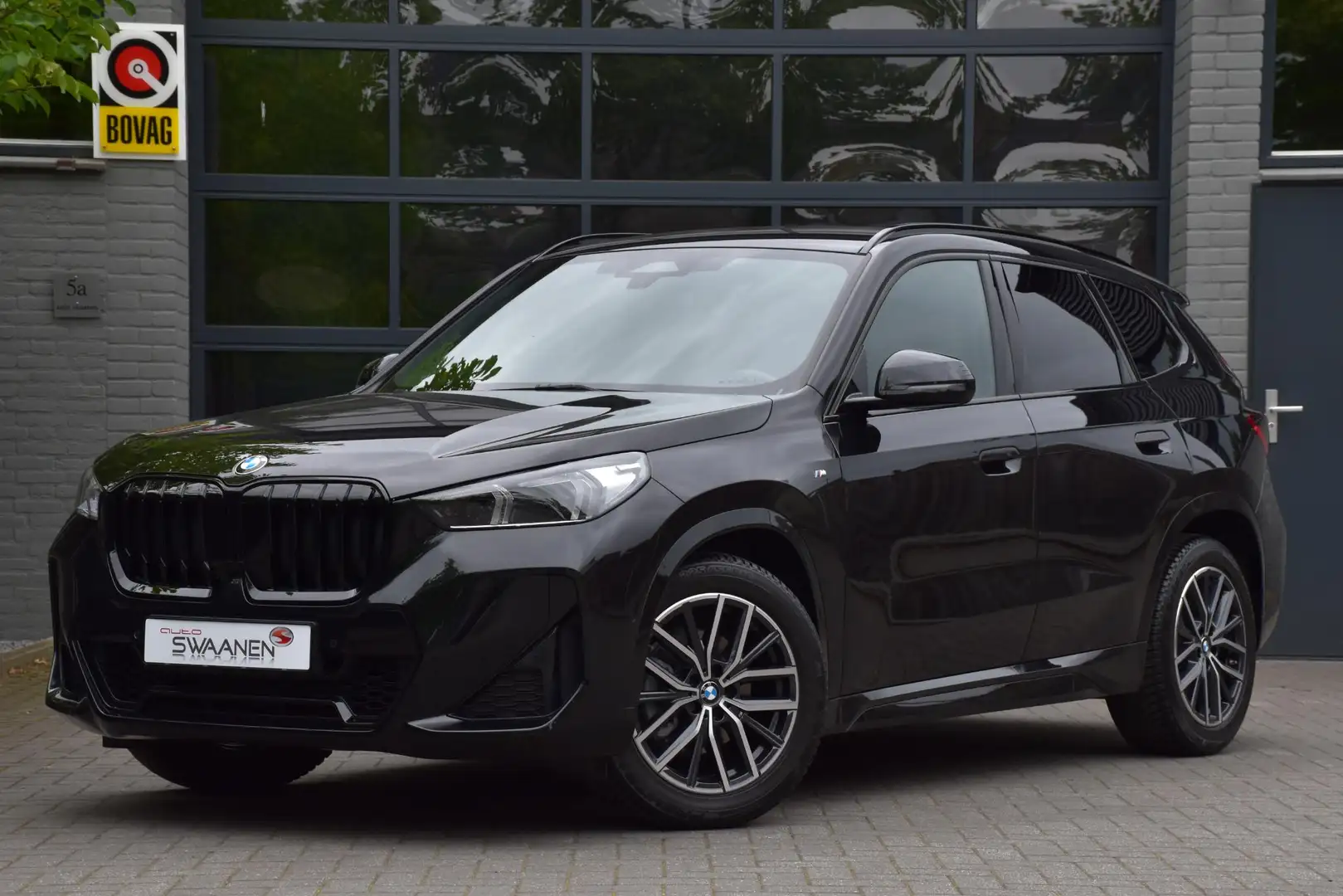 BMW X1 sDrive18i M sport Zwart - 1