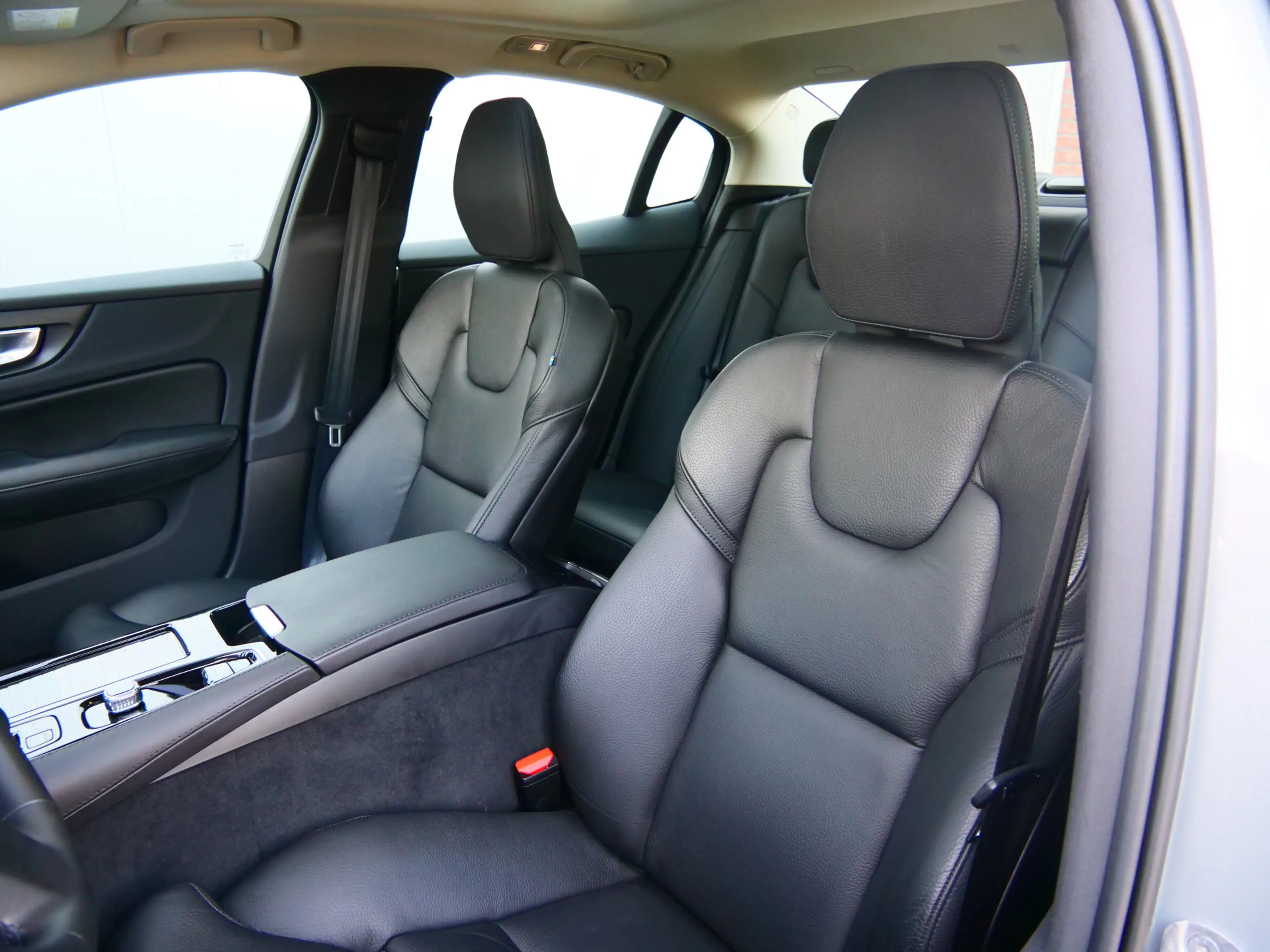 Volvo S60 2.0 Recharge T6 350Pk AWD Ultimate Dark Trekhaak / — photo 4