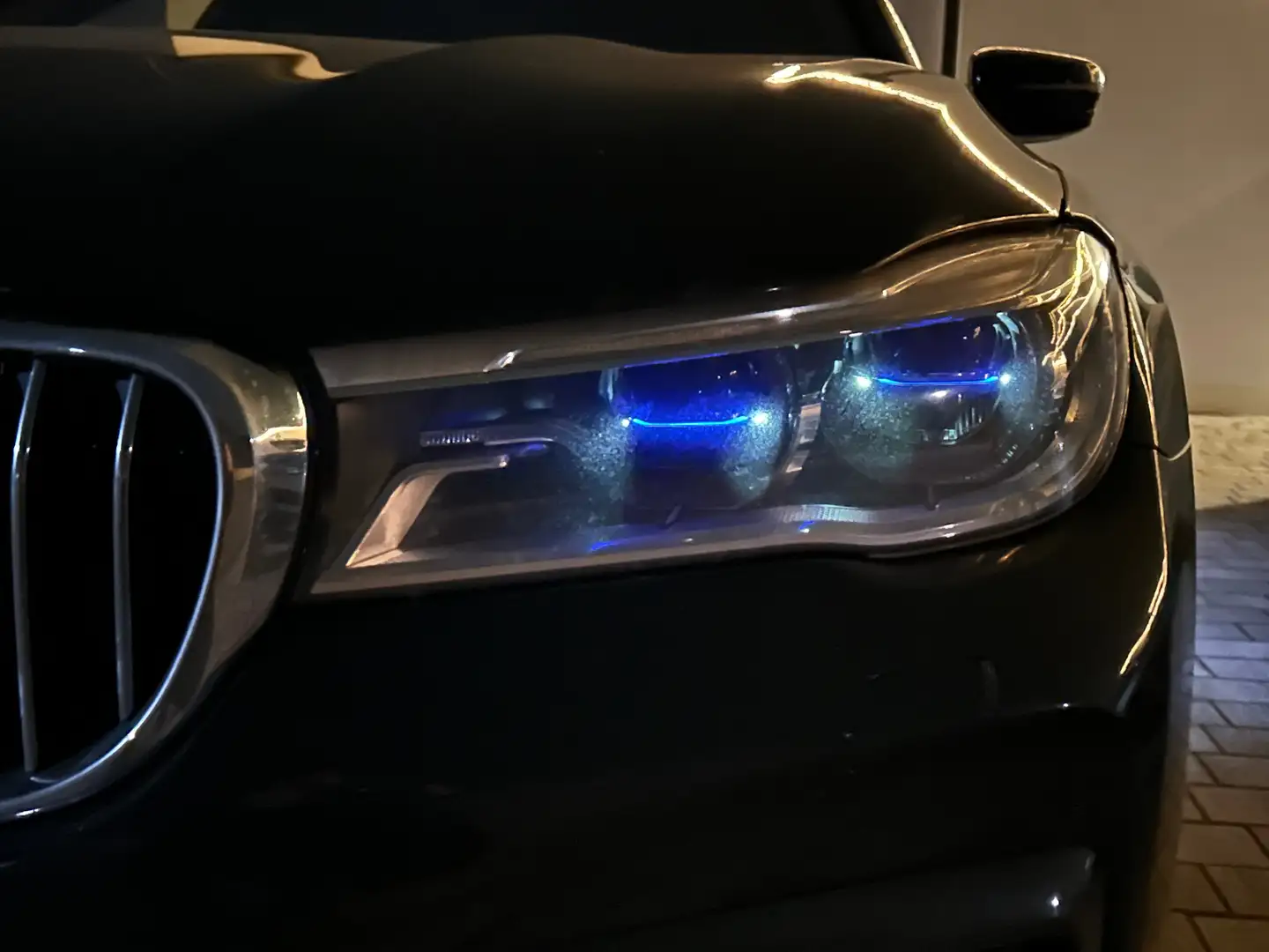 BMW 750 750d xDrive Aut. Schwarz - 2