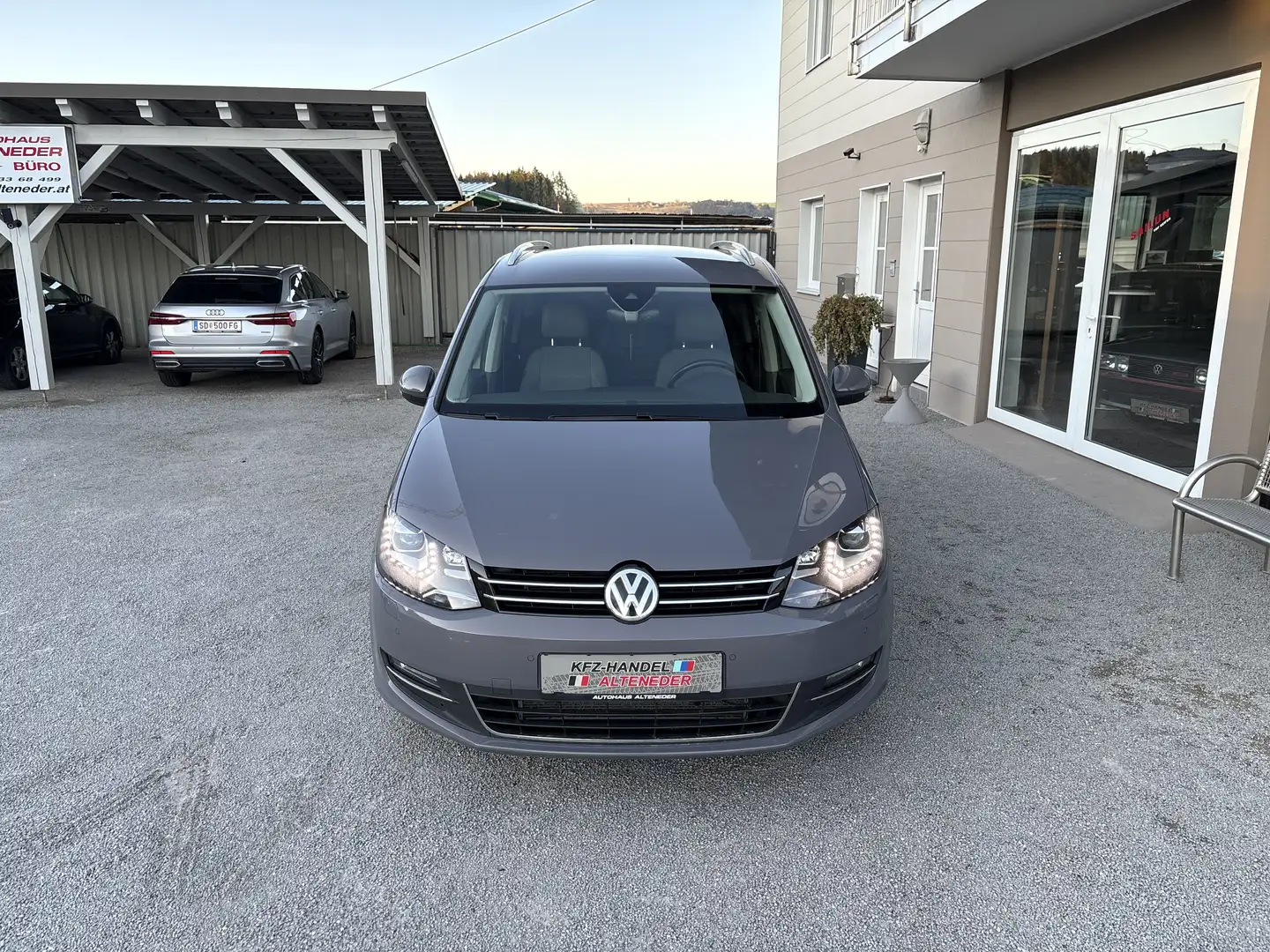 Volkswagen Sharan Business+ SCR 2,0 TDI *CARPLAY*RFK*AHK*ACC* Grau - 2