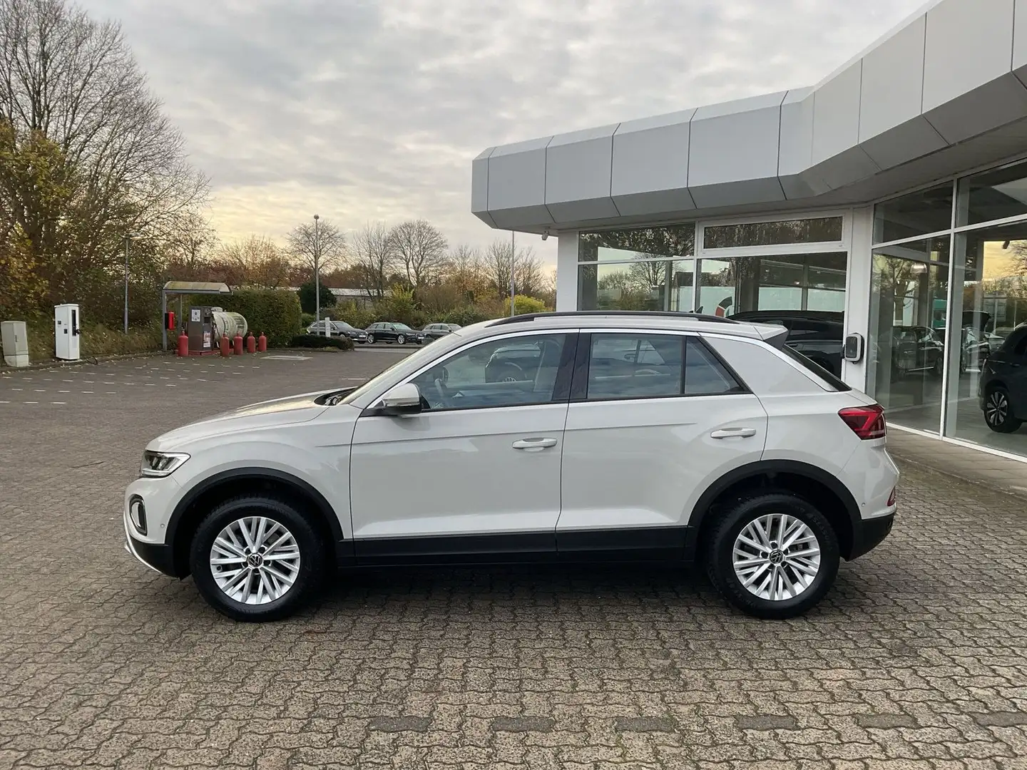 Volkswagen T-Roc Life 1.5 TSI DSG AHK PDC Sitzhzg Navi GJR Silber - 2
