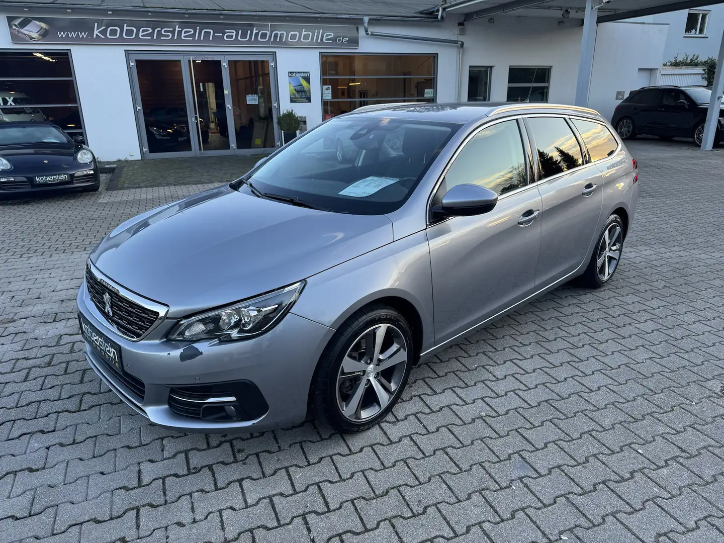 Peugeot 308 SW HDI FAP Allure*Navi,Automatik,1.Hand* Grijs - 1