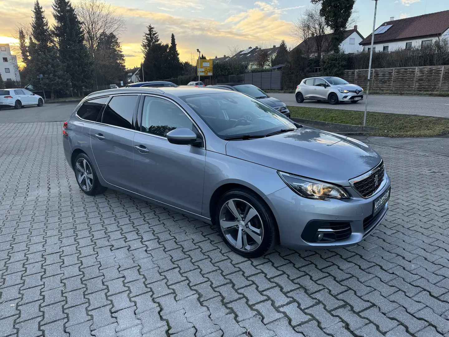 Peugeot 308 SW HDI FAP Allure*Navi,Automatik,1.Hand* Grijs - 2