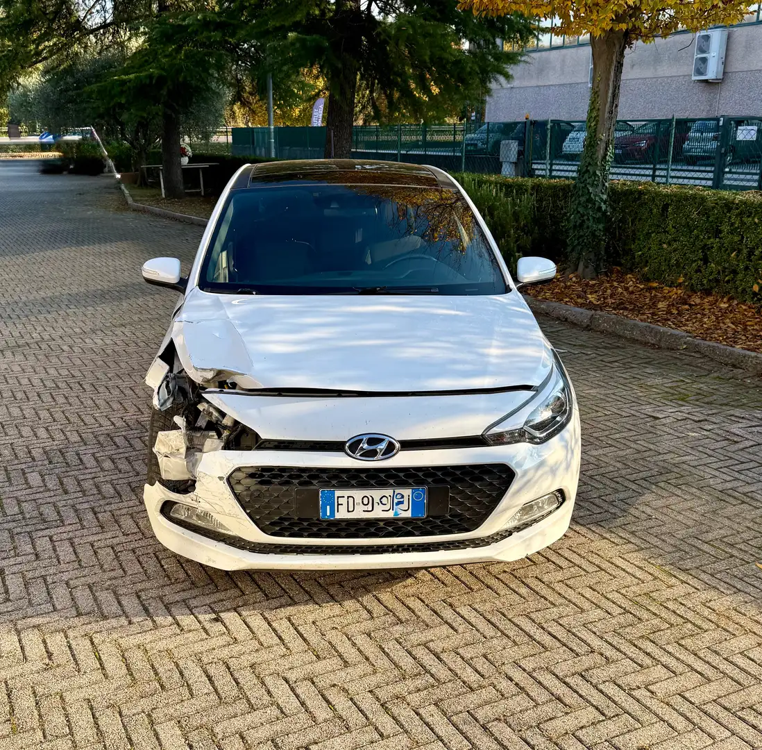 Hyundai i20 5 P 1.4crdi SPORT line 90cv AIRBAG OK !TETTO,LED Bianco - 2