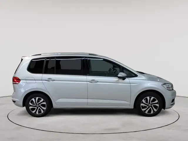Volkswagen Touran view 3