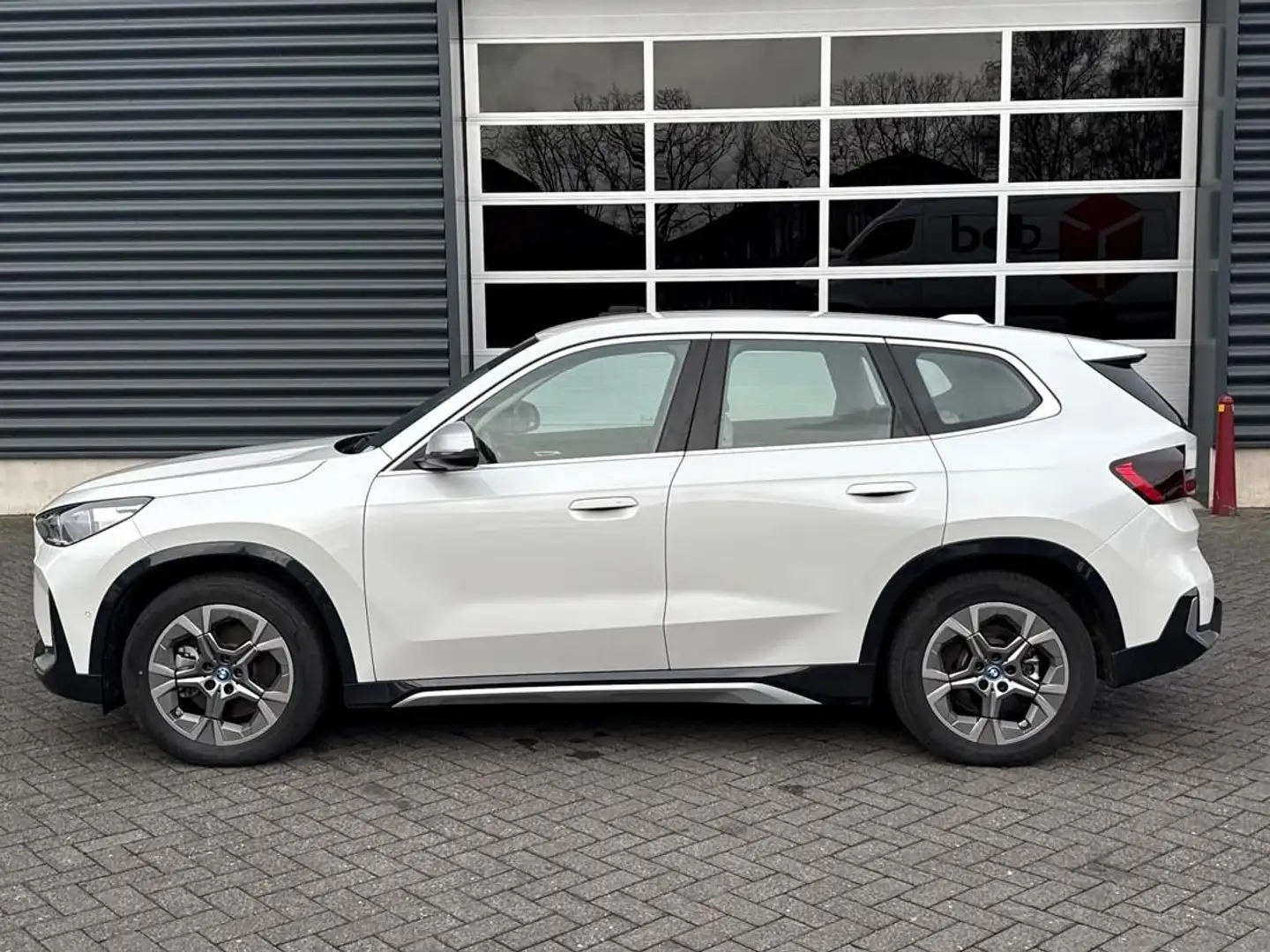 BMW iX1 XDrive30 Launch Edition 67 kWh, camera, navigatie, Zwart - 2